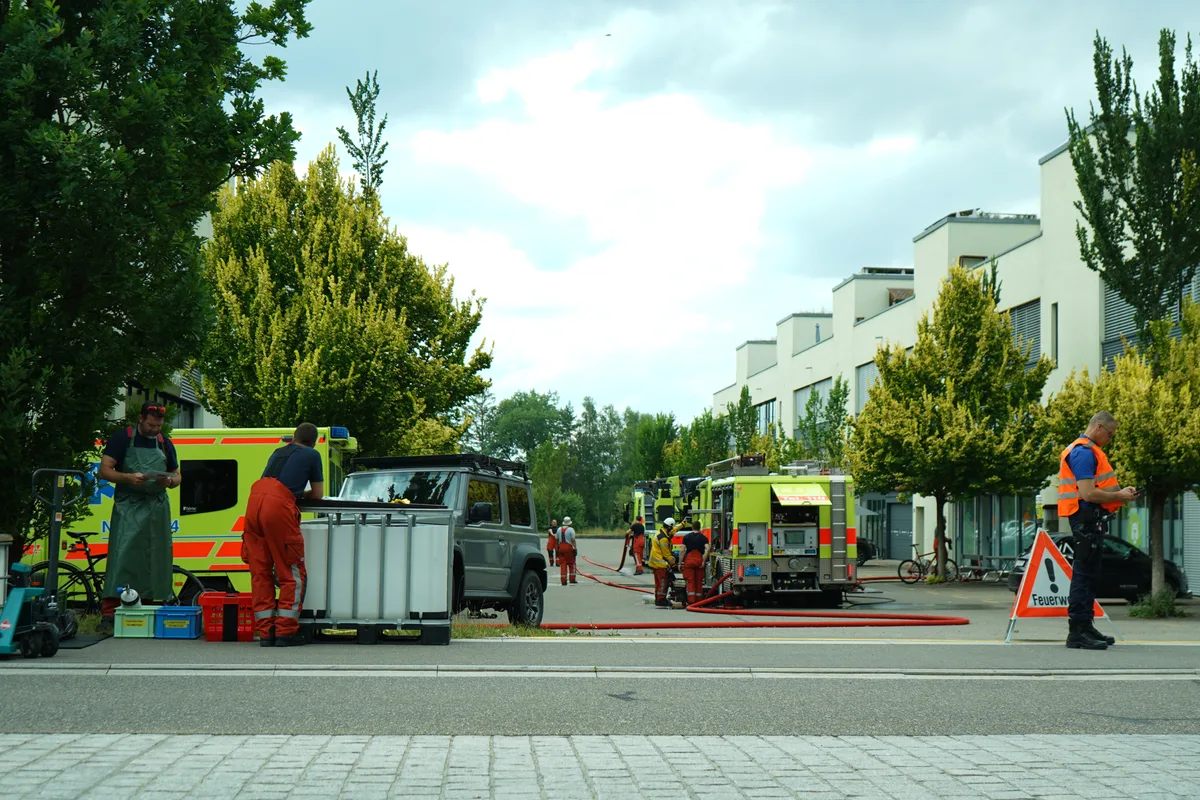 Einsatzkräfte der Feuerwehr, des Rettungsdiensts und der Polizei in Uster West.